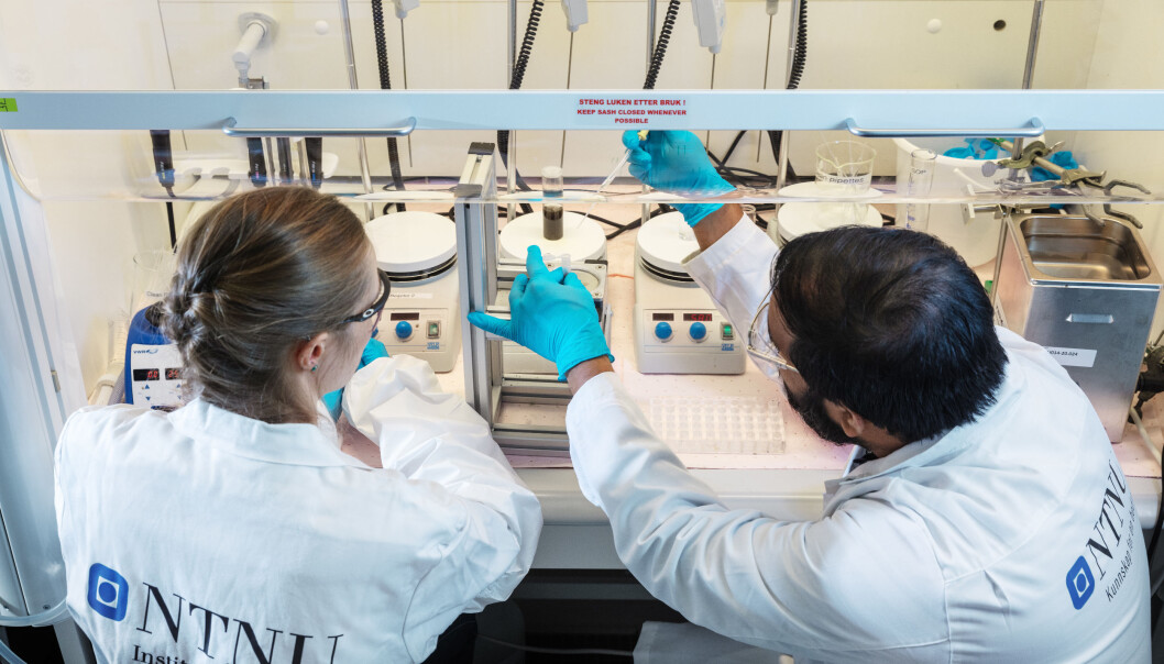 Post.doc. Sulalit Bandyopadhyay og avdelingsingeniør Regina Lopez Fyllingsnes fra Institutt for kjemisk prosessteknologi ved NTNU forbereder produksjon av magnetiske kuler i forbindelse med utviklingen av covid-19-testen ved NTNU Post.doc. Sulalit Bandyopadhyay og avdelingsingeniør Regina Lopez Fyllingsnes fra Institutt for kjemisk prosessteknologi ved NTNU forbereder produksjon av magnetiske kuler i forbindelse med utviklingen av covid-19-testen ved NTNU