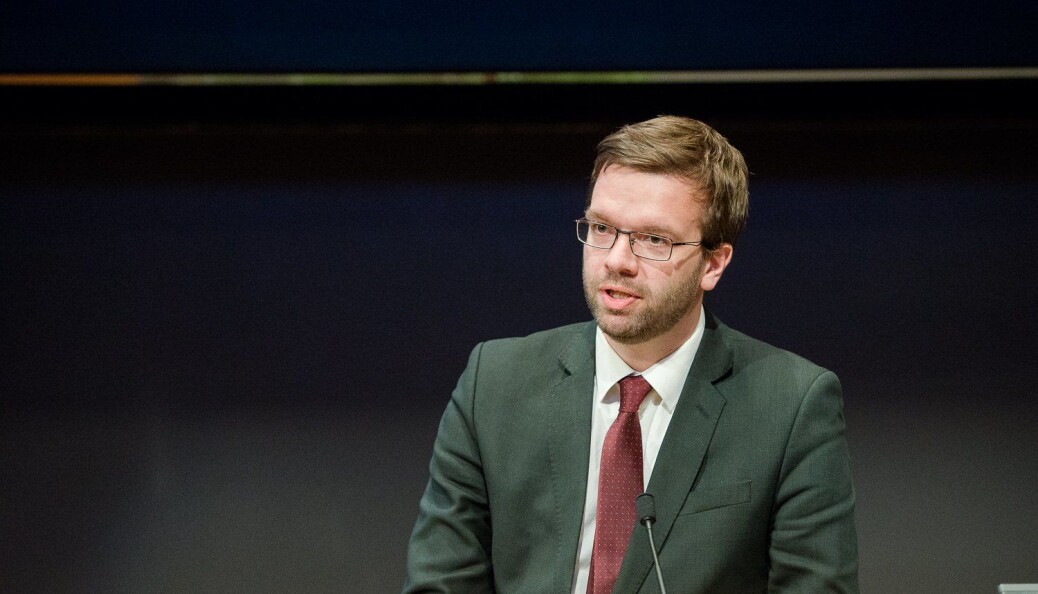 Jussprofessor Markus Hoel Lie ved UiT mener Knudsen/Olsen-saken fra UiB kan brukes som grunn for å terminere ansettelsen av tidligere UiB-rektor Dag Rune Olsen som rektor ved UiT Norges arktiske universitet. Jussprofessor Markus Hoel Lie ved UiT mener Knudsen/Olsen-saken fra UiB kan brukes som grunn for å terminere ansettelsen av tidligere UiB-rektor Dag Rune Olsen som rektor ved UiT Norges arktiske universitet.