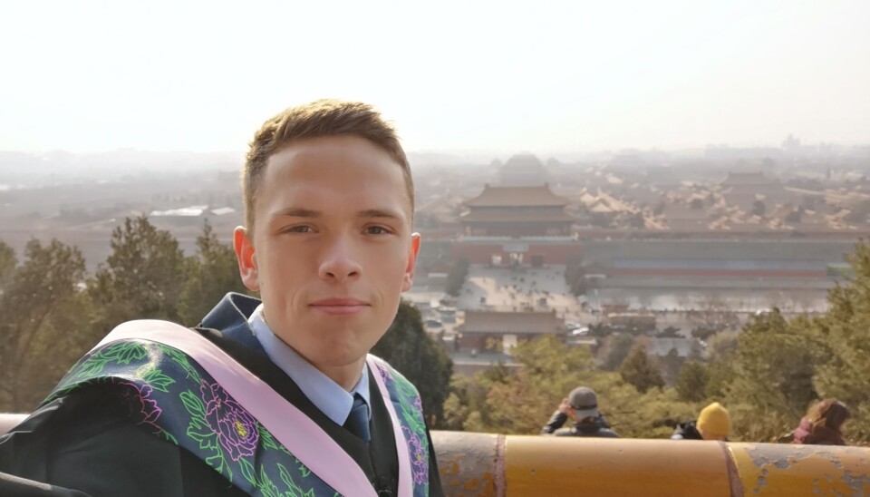 Student ved Institutt for kulturstudier og orientalske språk og tidligere bachelorstudent i Kina, Michael Larsen, kobler studentperspektivet inn i debatten om Universitetet i Oslos nye rolle som vertskap for Fudan-European Centre for China Studies (FECCS). Student ved Institutt for kulturstudier og orientalske språk og tidligere bachelorstudent i Kina, Michael Larsen, kobler studentperspektivet inn i debatten om Universitetet i Oslos nye rolle som vertskap for Fudan-European Centre for China Studies (FECCS).