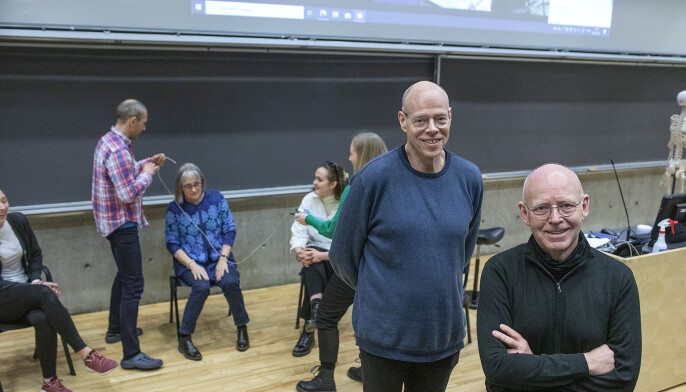 Professor Edvin Schei (t.v.) står bak kurset Pasientkontakt ved UiB der han har lege, TV- og radiopersonlighet Trond Viggo Torgersen med som underviser. Professor Edvin Schei (t.v.) står bak kurset Pasientkontakt ved UiB der han har lege, TV- og radiopersonlighet Trond Viggo Torgersen med som underviser.