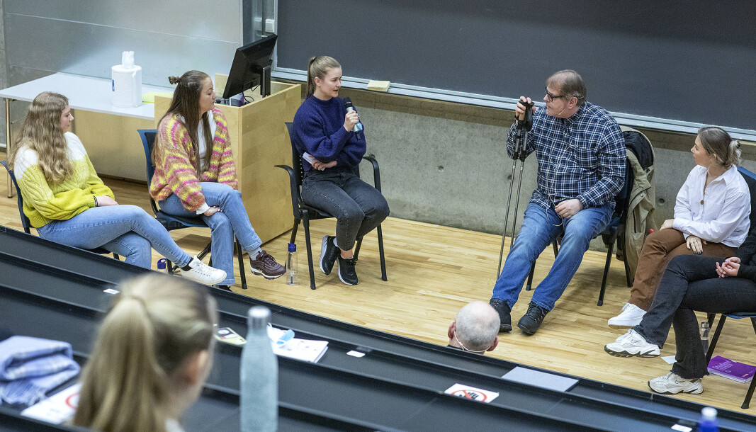 —Det føles litt skummelt bare å få delt ut et navn og deretter ta kontakt selv med til dels alvorlig syke mennesker. Når det er sagt lærer vi også at en lege ikke er et overmenneske, sier medisinstudent Helene Østevold Skaug (meed mikrofon) i samtale med pasient Kenneth Hansen til høyre. —Det føles litt skummelt bare å få delt ut et navn og deretter ta kontakt selv med til dels alvorlig syke mennesker. Når det er sagt lærer vi også at en lege ikke er et overmenneske, sier medisinstudent Helene Østevold Skaug (meed mikrofon) i samtale med pasient Kenneth Hansen til høyre.