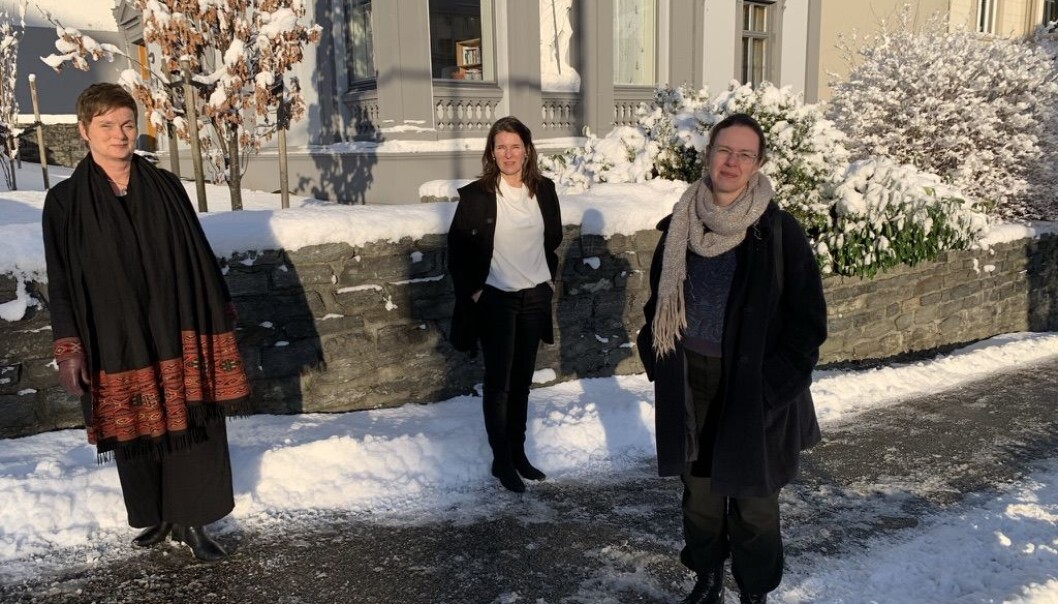 Siri Gloppen og Elisabeth Ivarsflaten ønskjer å byta arbeidsstad til instituttet Marit Skivenes (i midten) har arbeidsstaden sin: Institutt for administrasjon og organisasjonsvitskap. Siri Gloppen og Elisabeth Ivarsflaten ønskjer å byta arbeidsstad til instituttet Marit Skivenes (i midten) har arbeidsstaden sin: Institutt for administrasjon og organisasjonsvitskap.