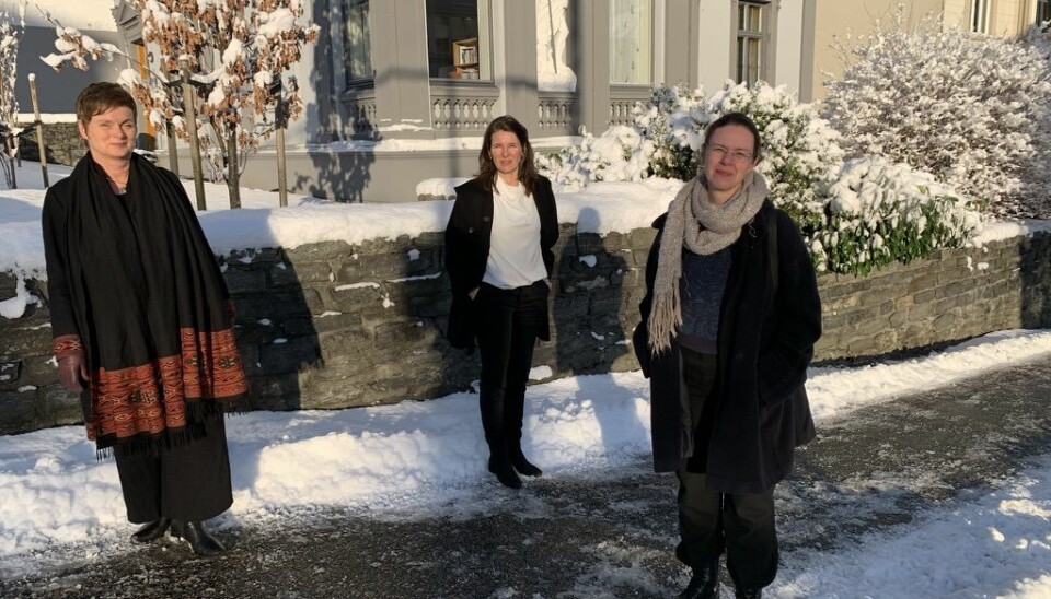 Siri Gloppen og Elisabeth Ivarsflaten ønskjer å byta arbeidsstad til instituttet Marit Skivenes (i midten) har arbeidsstaden sin: Institutt for administrasjon og organisasjonsvitskap.
