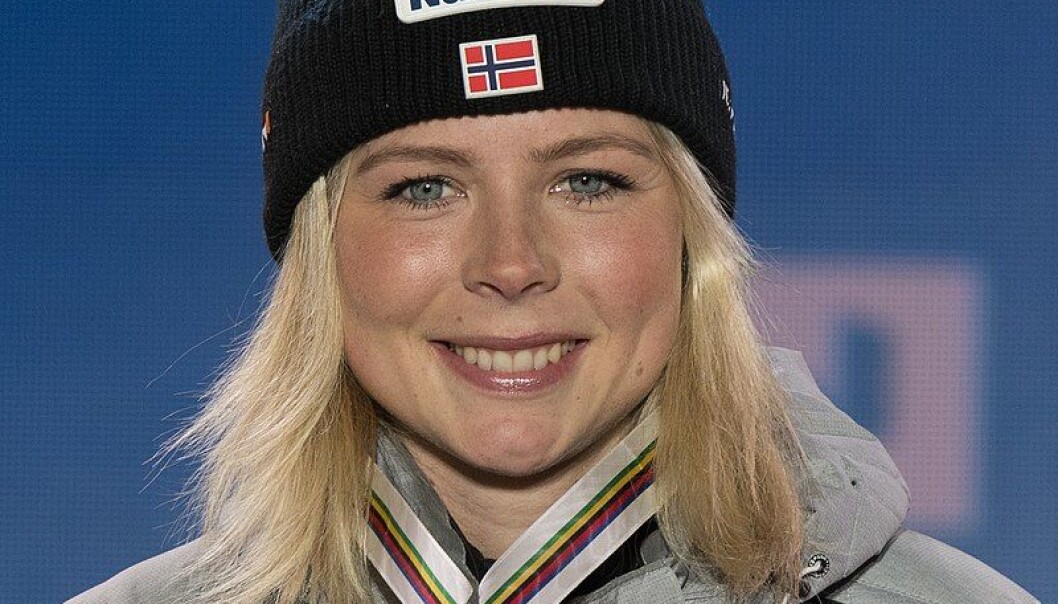 Maren Lundby har kjempet lenge for kvinners hopprettigheter, men hun var langt ifra den første kvinnen som fikk hoppe i Holmenkollen. Maren Lundby har kjempet lenge for kvinners hopprettigheter, men hun var langt ifra den første kvinnen som fikk hoppe i Holmenkollen.