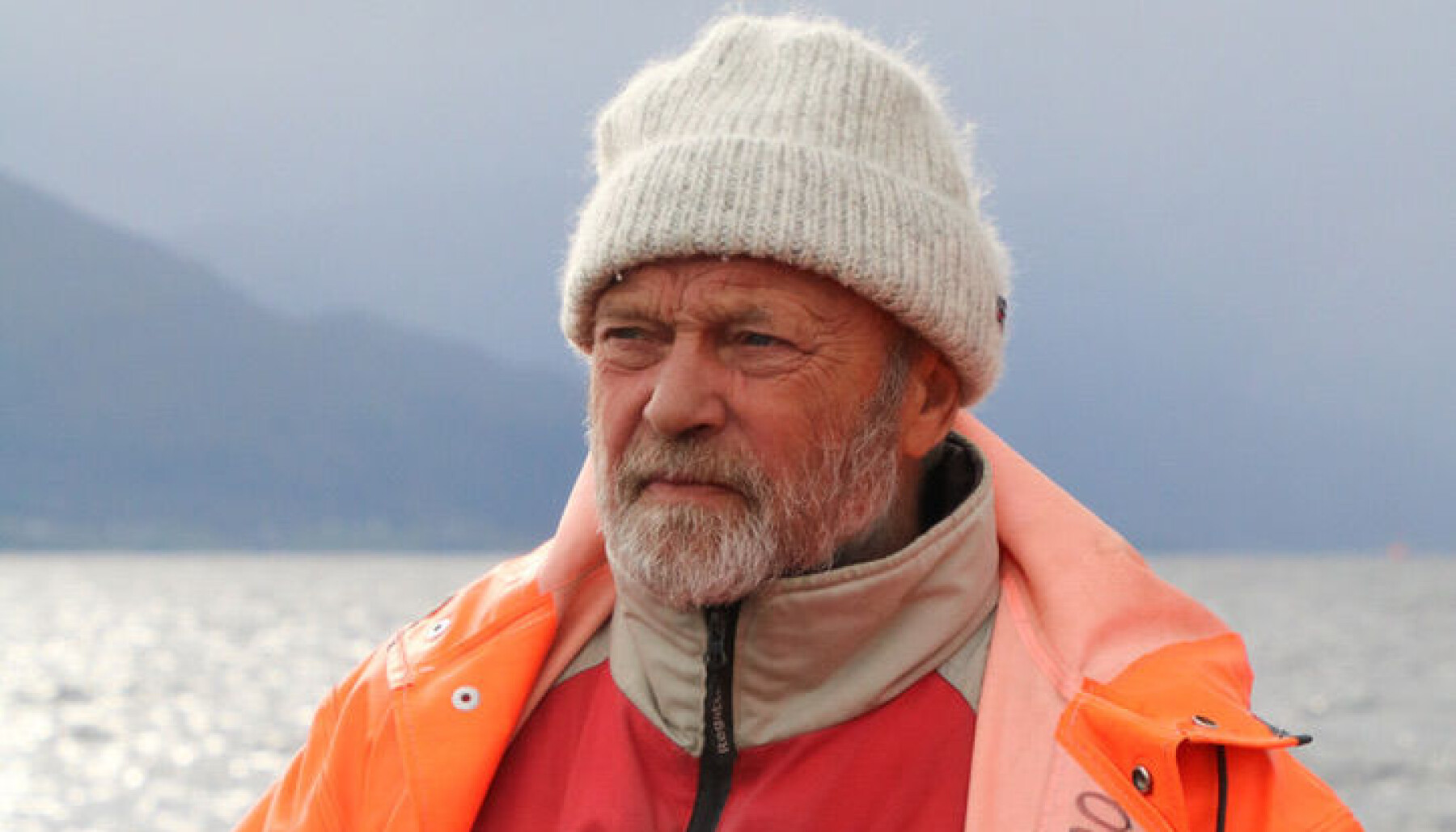 Båtliv; både padling og segling, har vore viktig for Ola Einang. Han vaks opp i fjøresteinane og har vore ein aktiv kar heilt frå han var gutunge. Båtliv; både padling og segling, har vore viktig for Ola Einang. Han vaks opp i fjøresteinane og har vore ein aktiv kar heilt frå han var gutunge.