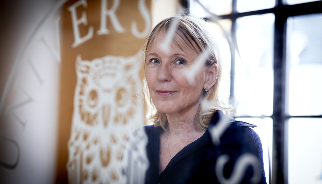 Den nyvalde rektoren fotografert inne i sjølve storstova, universitetsaulaen. Den er ein del av Universitetsmuseet - som var opphavet til UiB. Den nyvalde rektoren fotografert inne i sjølve storstova, universitetsaulaen. Den er ein del av Universitetsmuseet - som var opphavet til UiB.