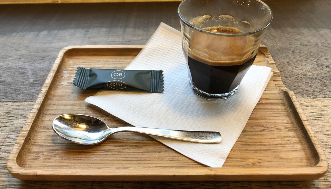 Sterk og god kaffi. No truar studentsamskipnaden lengst nord med å berre servera koffeinfri kaffi - men det var, truleg heldigvis for mange studentar og tilsette, berre ein litt prematur aprilspøk. Sterk og god kaffi. No truar studentsamskipnaden lengst nord med å berre servera koffeinfri kaffi - men det var, truleg heldigvis for mange studentar og tilsette, berre ein litt prematur aprilspøk.