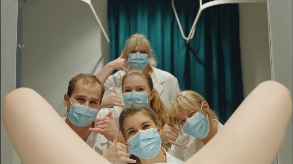 I teksten gjør legestudentene narr både av seg selv og feirer at de endelig er ferdig med studiet. 'Psoriasis? Candida? Ring oss!' lyder deler av teksten. I teksten gjør legestudentene narr både av seg selv og feirer at de endelig er ferdig med studiet. 'Psoriasis? Candida? Ring oss!' lyder deler av teksten.