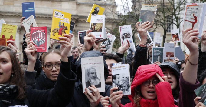 Fiktiv fransk protestforsker utfordrer «tellekanter», har publisert nær 200 artikler