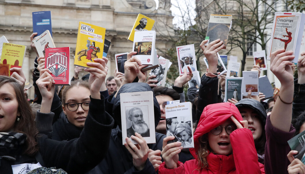 Studenter og forskere protesterer mot reform og budsjettkutt utenfor Sorbonne i Paris i mars 2020. På samme tid ble Camille Noûs født som en symbolsk figur. Personene på bildet har ikke noe med Noûs å gjøre. Studenter og forskere protesterer mot reform og budsjettkutt utenfor Sorbonne i Paris i mars 2020. På samme tid ble Camille Noûs født som en symbolsk figur. Personene på bildet har ikke noe med Noûs å gjøre.