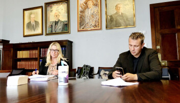 Forskerforbundets advokat Mariann Helen Olsen og tillitsvalgt ved UiB, Helge Holgersen, før de skal legge fram saken for universitetsstyret i Bergen. Forskerforbundets advokat Mariann Helen Olsen og tillitsvalgt ved UiB, Helge Holgersen, før de skal legge fram saken for universitetsstyret i Bergen.