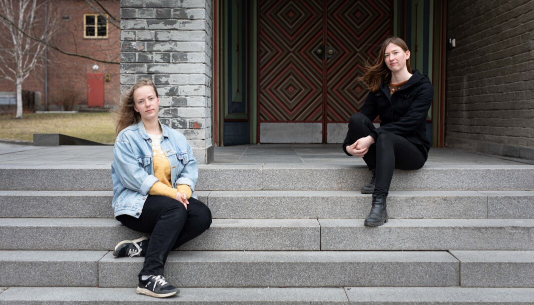 Masterstudent Silje Kvist Simonsen (th) er avhengig av å komme i gang snarest med sine forsøk for å bli ferdig innen siste frist (15. august). Tre rektorer og tre studentledere hars krevet brev til helsemnyndighetene på vegne av Silje og mange andre studenter. Studentleder på NMBU Tuva Todnem Lund (tv) er blant de som har undertegnet. Masterstudent Silje Kvist Simonsen (th) er avhengig av å komme i gang snarest med sine forsøk for å bli ferdig innen siste frist (15. august). Tre rektorer og tre studentledere hars krevet brev til helsemnyndighetene på vegne av Silje og mange andre studenter. Studentleder på NMBU Tuva Todnem Lund (tv) er blant de som har undertegnet.