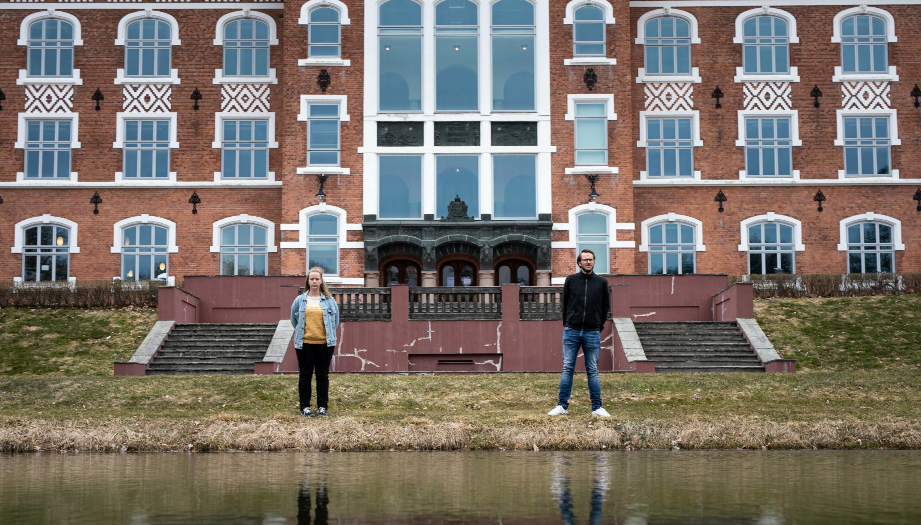 Midt mellom urbygningen og speildammen ved NMBU i Ås: Studentleder Tuva Todnem Lund og biologistudent Aksel Vardeberg Skeie.