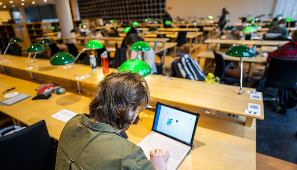 For dem som ønsker å ta utdanning på universiteter og høgskoler mens de mottar dagpenger, blir det noe strengere regler: Aldersgrense 30 år, blant annet. For dem som ønsker å ta utdanning på universiteter og høgskoler mens de mottar dagpenger, blir det noe strengere regler: Aldersgrense 30 år, blant annet.