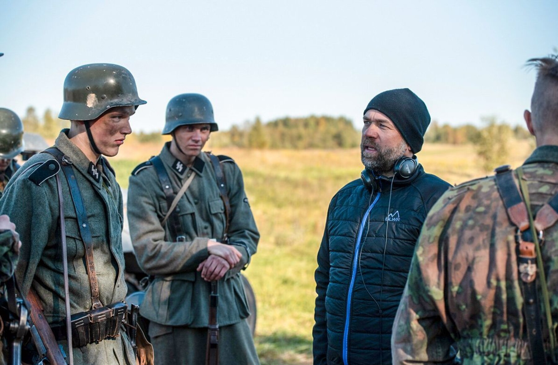 Regissør Alexander Kristiansen instruerer skodespelarar i innspeling av scener brukt i den omdiskuterte dokumentarfilmen «Frontkjempere», om norske soldatar i tysk teneste. Regissør Alexander Kristiansen instruerer skodespelarar i innspeling av scener brukt i den omdiskuterte dokumentarfilmen «Frontkjempere», om norske soldatar i tysk teneste.