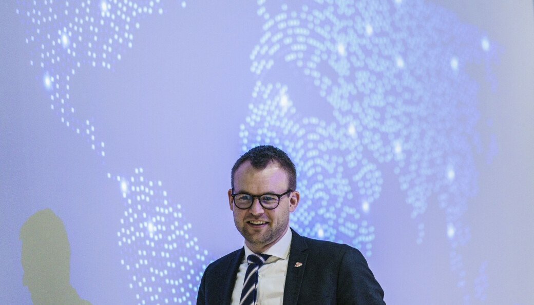 Krav til kompetanse er helt sentralt for å styrke kvaliteten på barnevernets arbeid, sier barne- og familieminister Kjell Ingolf Ropstad som nå forslår krav om masterutdanning for sentrale barnevernsansatte. Krav til kompetanse er helt sentralt for å styrke kvaliteten på barnevernets arbeid, sier barne- og familieminister Kjell Ingolf Ropstad som nå forslår krav om masterutdanning for sentrale barnevernsansatte.