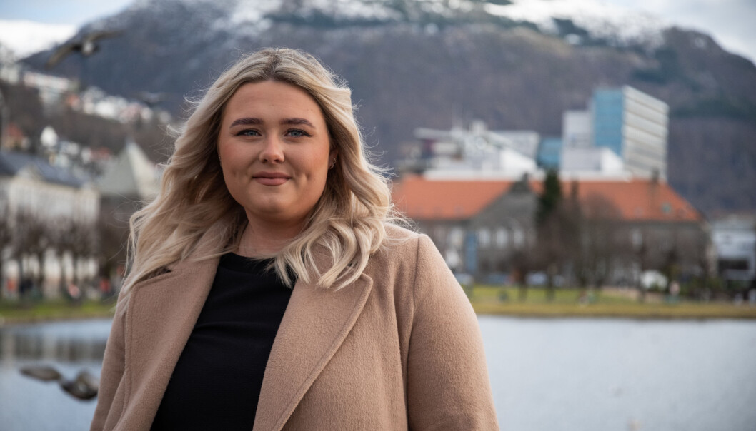 Pia Alexandersen (23) er blant dei mange som no sikrar seg ny deltidsjobb med løn frå krisepakken til studentane. Ho er tilsett som kommunikasjonsmedarbeider i Studentsamskipnaden på Vestlandet. Pia Alexandersen (23) er blant dei mange som no sikrar seg ny deltidsjobb med løn frå krisepakken til studentane. Ho er tilsett som kommunikasjonsmedarbeider i Studentsamskipnaden på Vestlandet.