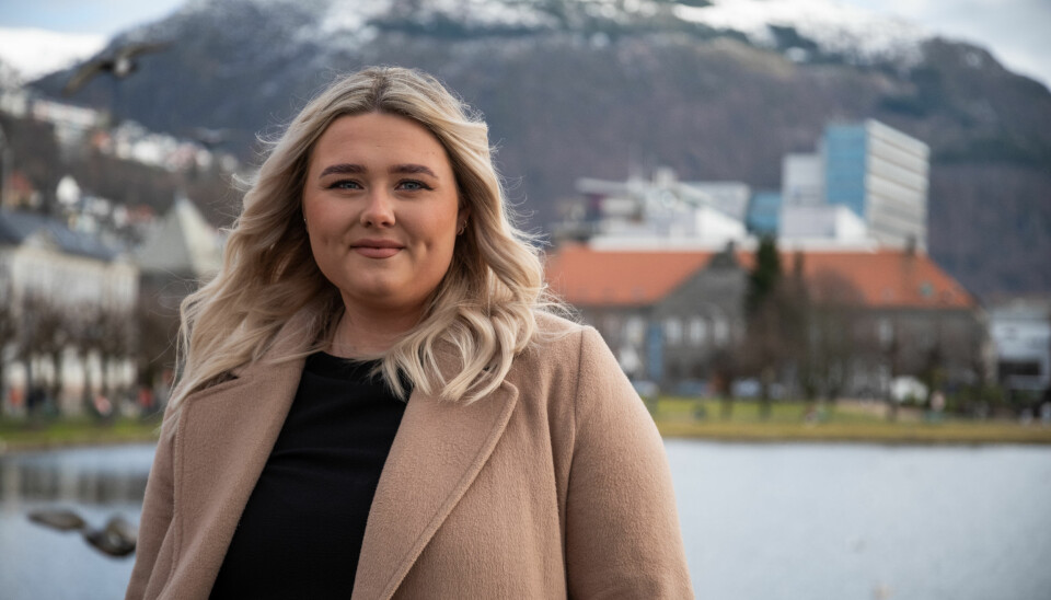 Pia Alexandersen (23) er blant dei mange som no sikrar seg ny deltidsjobb med løn frå krisepakken til studentane. Ho er tilsett som kommunikasjonsmedarbeider i Studentsamskipnaden på Vestlandet.