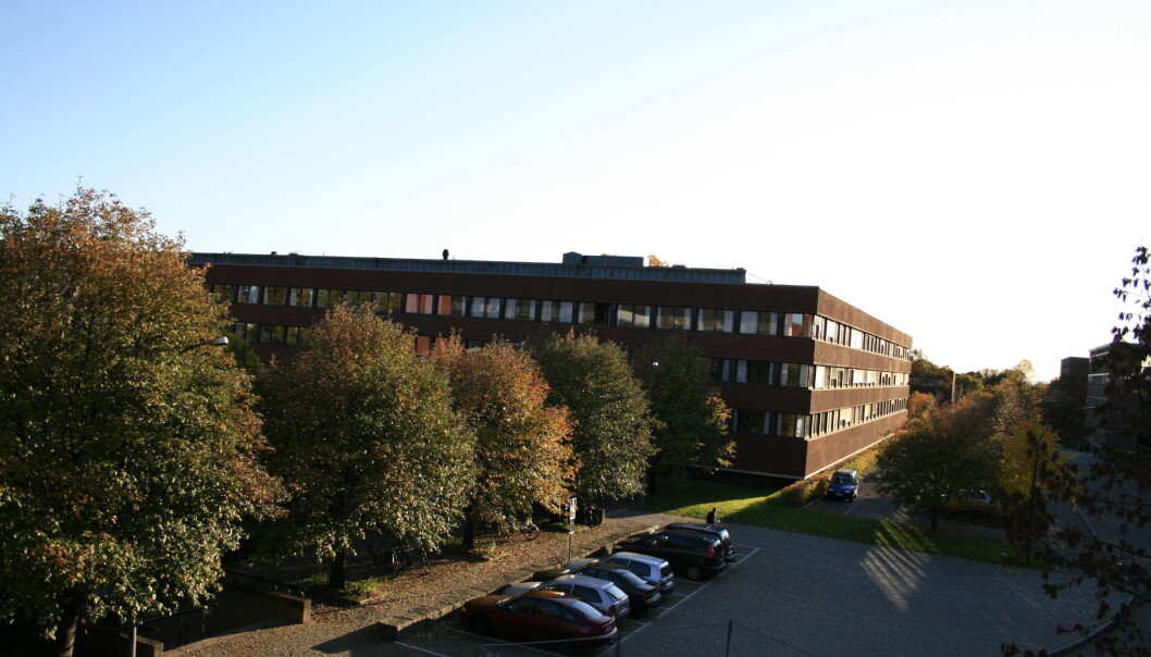 Ifølge Uniforum må dei som til vanleg arbeidar i dei råka lokala i Kristine Bonnevies hus venta i beste fall til seinare denne veka før dei kan ta i bruk igjen arbeidsplassane sine. Ifølge Uniforum må dei som til vanleg arbeidar i dei råka lokala i Kristine Bonnevies hus venta i beste fall til seinare denne veka før dei kan ta i bruk igjen arbeidsplassane sine.