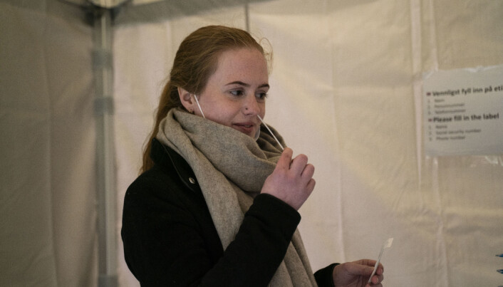 Student Ellen Vrålstad putter en vattpinne opp i nesa for å teste seg for korona.