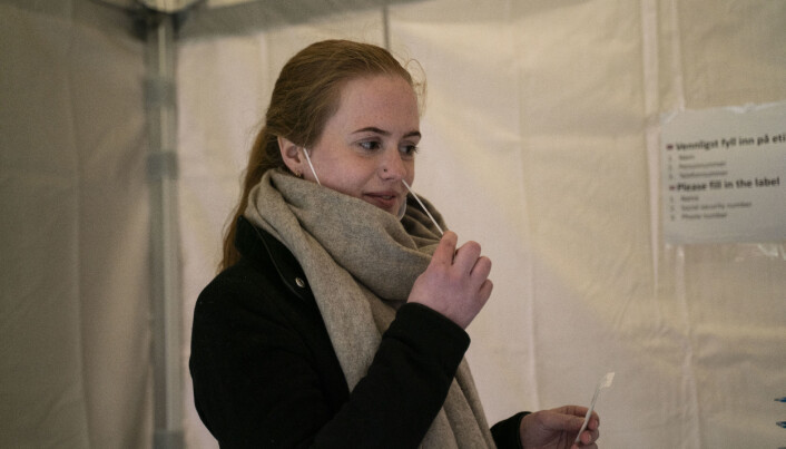 Student Ellen Vrålstad putter en vattpinne opp i nesa for å teste seg for korona. Student Ellen Vrålstad putter en vattpinne opp i nesa for å teste seg for korona.