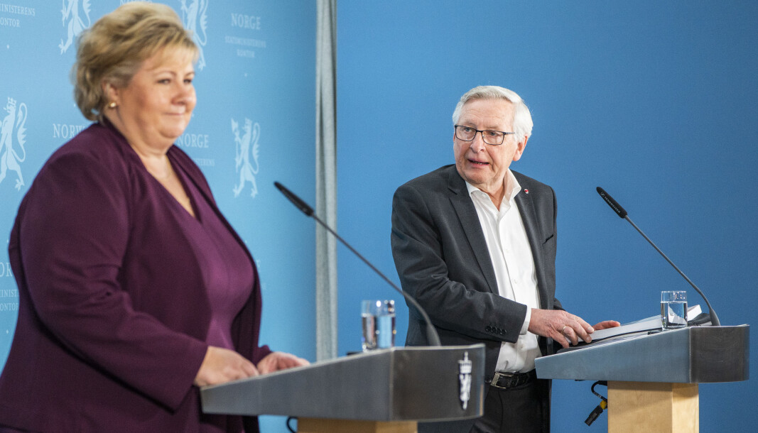 Koronakommisjonens leder Stener Kvinnsland overleverte kommisjonens sluttrapport til statsminister Erna Solberg på Statsministerens kontor i Oslo onsdag. Koronakommisjonens leder Stener Kvinnsland overleverte kommisjonens sluttrapport til statsminister Erna Solberg på Statsministerens kontor i Oslo onsdag.