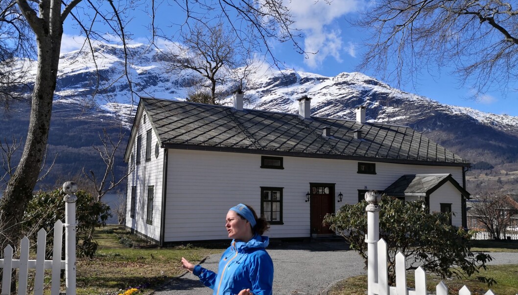 Sokneprest Leni Mæland foran det som nå er blitt hennes og VID-rektor Bård Mælands nye hjem på Lofthus i Sørfjorden i Hardanger. Sokneprest Leni Mæland foran det som nå er blitt hennes og VID-rektor Bård Mælands nye hjem på Lofthus i Sørfjorden i Hardanger.