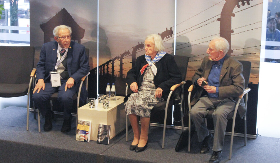Benjamin Lesser (til venstre), Alina Dabrowska og Leon Weintraub overlevde Auschwitz. I 2020 var dei tilbake i byen rett ved dødsleiren under ei 75-årsmarkering. Ifølgje polsk lov kan ein bli domfelt for å kalle Auschwitz for polske dødsleirar. Lova er blitt kritisert for å undergrave ytringsfridom og akademisk fridom.