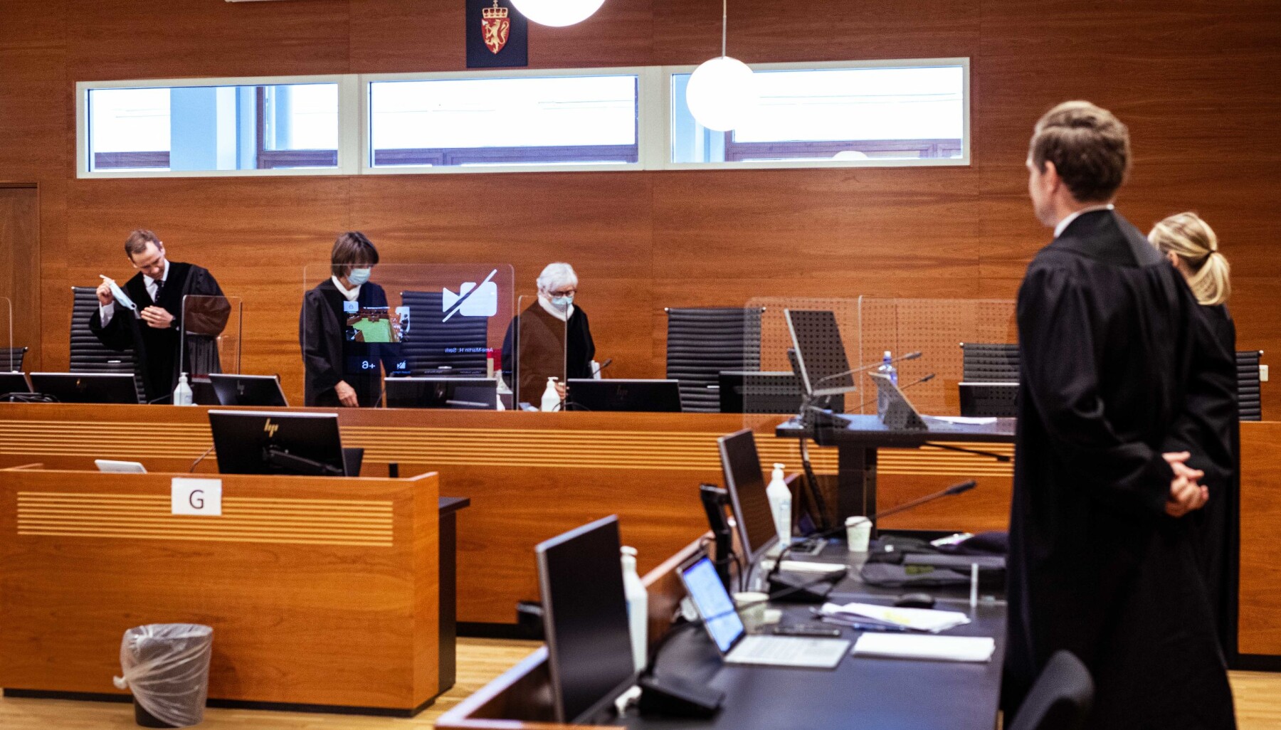 Lagdommerne f.v. Arne-Martin H. Sørli, rettens leder Fanny Platou Amble og Mary-Ann Hedlund på veg inn i rettssal M21 i Borgarting lagmannsrett på den fjerde dagen i retten. Til høyre står regjeringsadvokatene Torje Sunde og Kaija Bjelland. Svært få var tilstede fysisk, de aller fleste, blant dem flere av ELTE-studentene, fulgte saken digitalt. Lagdommerne f.v. Arne-Martin H. Sørli, rettens leder Fanny Platou Amble og Mary-Ann Hedlund på veg inn i rettssal M21 i Borgarting lagmannsrett på den fjerde dagen i retten. Til høyre står regjeringsadvokatene Torje Sunde og Kaija Bjelland. Svært få var tilstede fysisk, de aller fleste, blant dem flere av ELTE-studentene, fulgte saken digitalt.
