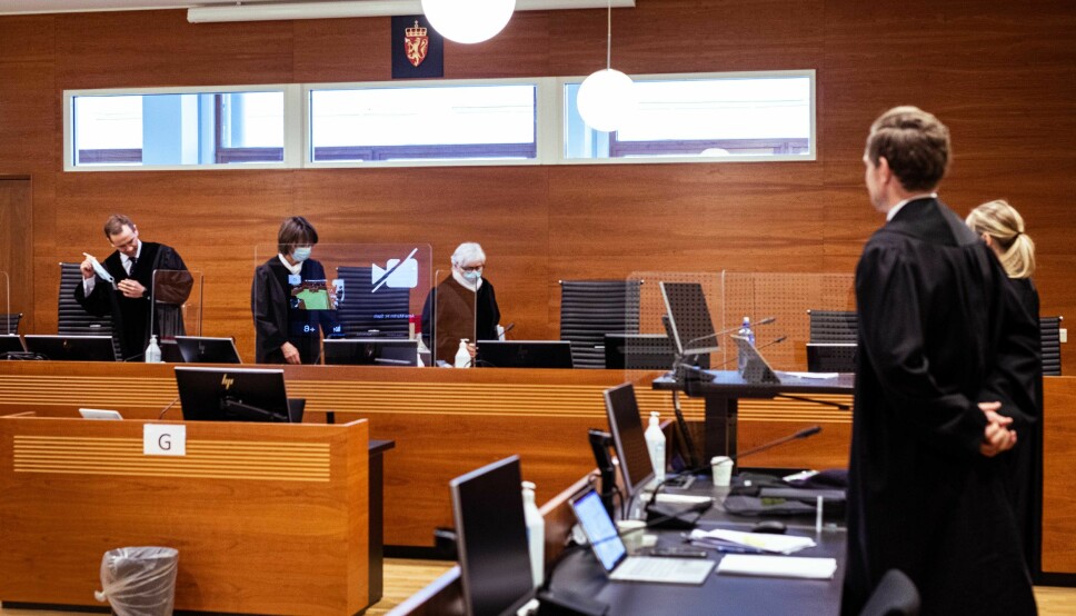 Lagdommerne f.v. Arne-Martin H. Sørli, rettens leder Fanny Platou Amble og Mary-Ann Hedlund på veg inn i rettssal M21 fredag. Til høyre står regjeringsadvokatene Torje Sunde og Kaija Bjelland.