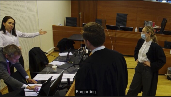 Rettssaken følges av flere digitalt og de fleste vitnene er med på video. Her diskuterer advokatene t.v. Hilde Kristin Ellingsen, Per Andreas Bjørgan, Torje Sunde og Kaija Bjelland etter fjerde dag i retten. Rettssaken følges av flere digitalt og de fleste vitnene er med på video. Her diskuterer advokatene t.v. Hilde Kristin Ellingsen, Per Andreas Bjørgan, Torje Sunde og Kaija Bjelland etter fjerde dag i retten.