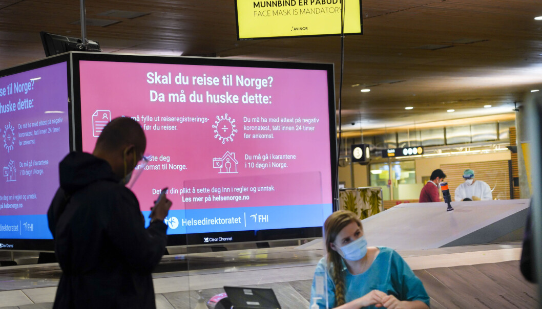 Til tross for lettelser får mange forskere fortsatt ikke reise inn i Norge. Her testes passasjerer for covid-19 på Gardermoen etter å ha vært i utlandet. Til tross for lettelser får mange forskere fortsatt ikke reise inn i Norge. Her testes passasjerer for covid-19 på Gardermoen etter å ha vært i utlandet.