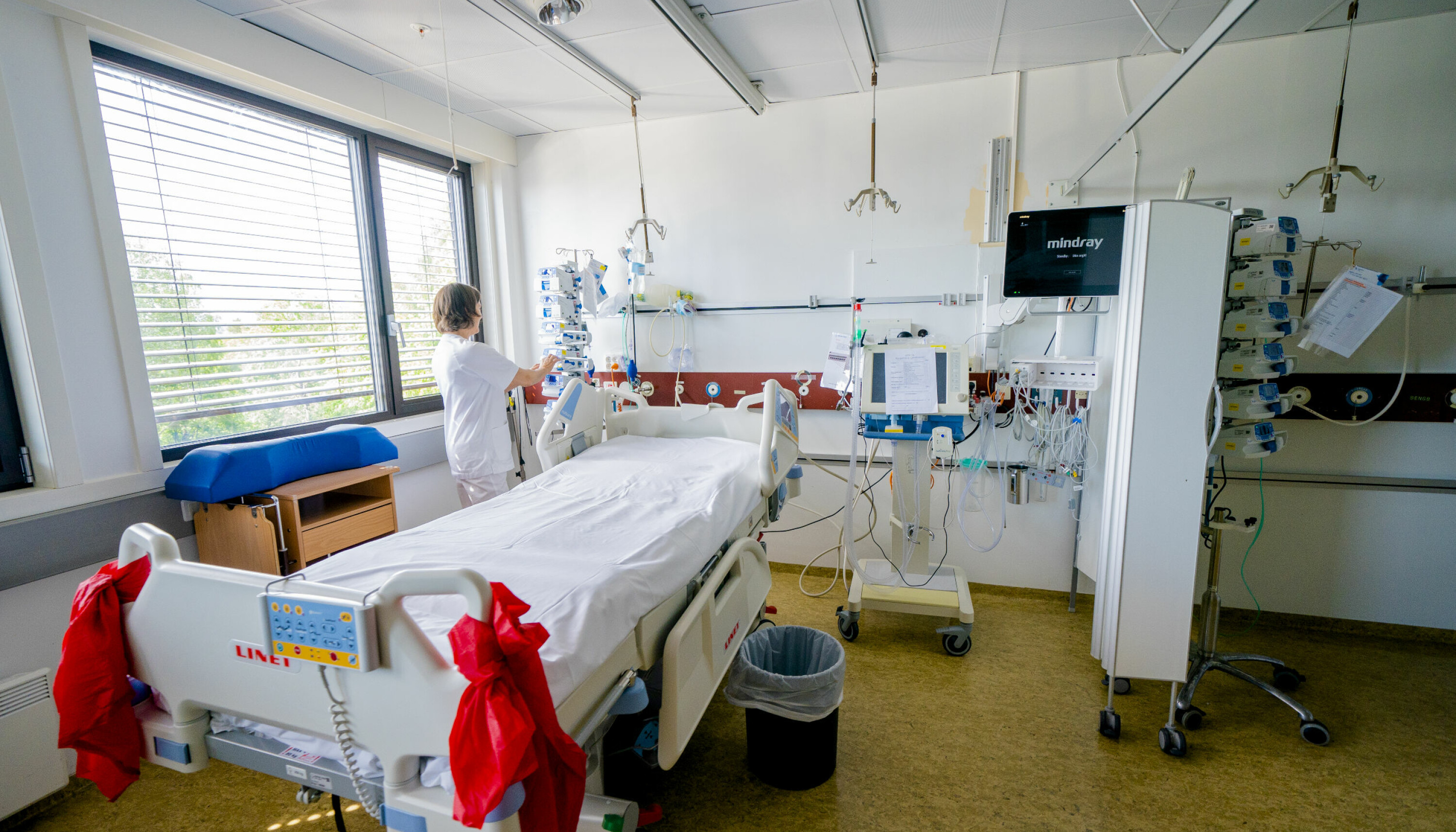 En intensivsengeplass ved avdeling for anestesi, intensiv, operasjon og akuttmottak ved Bærum sykehus. Det er behov for flere sykepleiere til å bemanne slike sengeplasser.