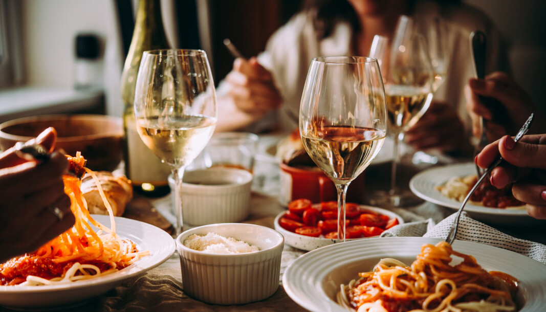 Overingeniører ved UiB inviterer rektor Margareth Hagen på pasta bolognese for å diskutere ingeniørenes lønns- og stillingsutvikling. Overingeniører ved UiB inviterer rektor Margareth Hagen på pasta bolognese for å diskutere ingeniørenes lønns- og stillingsutvikling.
