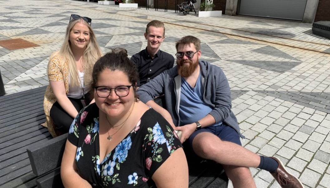 Dette bildet er fra da arbeidsutvalget skulle i gang med vervene sine i fjor hørst. Bak: Sandra Krumsvik og Kristoffer Eik. Fremme: Martine Jordana Baarholm og Petter Morland. Dette bildet er fra da arbeidsutvalget skulle i gang med vervene sine i fjor hørst. Bak: Sandra Krumsvik og Kristoffer Eik. Fremme: Martine Jordana Baarholm og Petter Morland.