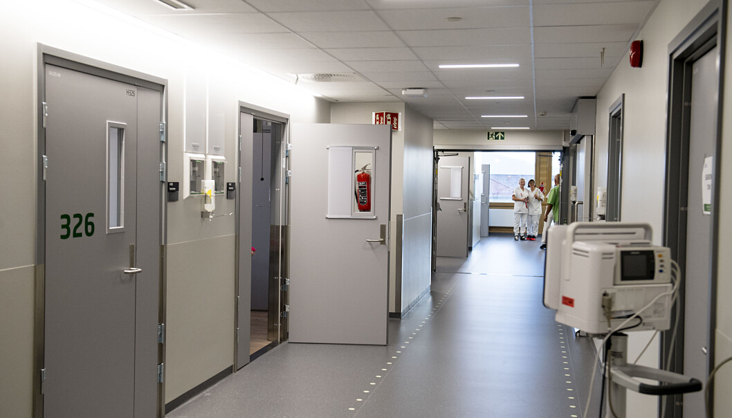 Mannen i 40-årene ønsket å jobbe som sykepleier, men fikk sterke tilbakemeldinger fra kolleger under et praksisopphold som nå gjør at han er utestengt fra sykepleierstudier i fem år. Mannen i 40-årene ønsket å jobbe som sykepleier, men fikk sterke tilbakemeldinger fra kolleger under et praksisopphold som nå gjør at han er utestengt fra sykepleierstudier i fem år.