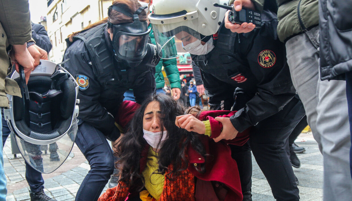 En person blir arrestert under en demonstrasjon mot utnevnelsen av Melih Bulu i Istanbul 1. april. En person blir arrestert under en demonstrasjon mot utnevnelsen av Melih Bulu i Istanbul 1. april.