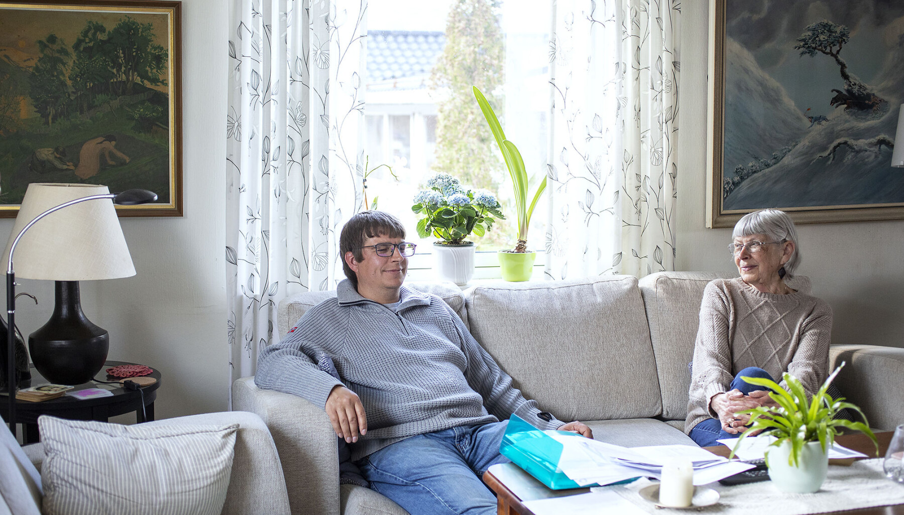 Det er mange år sidan Thomas Hellevang flytta heimefrå. Men no har han flytta inn hos mor Eva Hellevang - han veit ikkje når han kan rekna med å ha inntekt neste gong. Det er mange år sidan Thomas Hellevang flytta heimefrå. Men no har han flytta inn hos mor Eva Hellevang - han veit ikkje når han kan rekna med å ha inntekt neste gong.