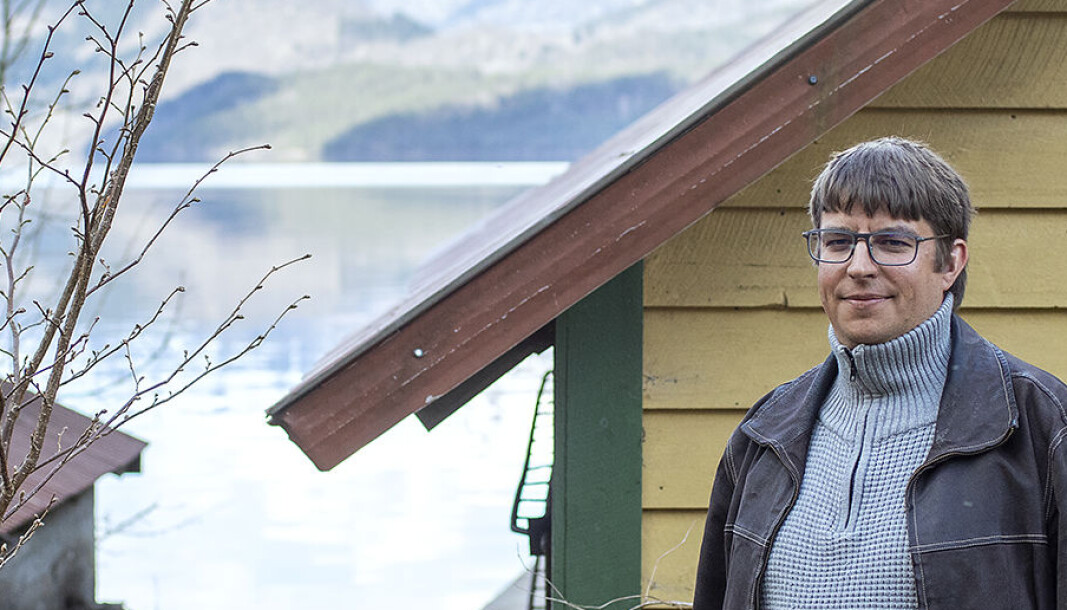 Thomas Hellevang har flytta heim til mor si for å spara pengar. Han fell mellom to stolar etter å ha vorte sjuk som student. Thomas Hellevang har flytta heim til mor si for å spara pengar. Han fell mellom to stolar etter å ha vorte sjuk som student.