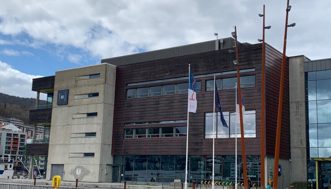 Vi må nok forvente at BI etablerer en mastergrad i «universitetsledelse», om de ikke alt har gjort det, og som alle seriøse søkere må ta, skriver Arve Hjelseth harselerende. Vi må nok forvente at BI etablerer en mastergrad i «universitetsledelse», om de ikke alt har gjort det, og som alle seriøse søkere må ta, skriver Arve Hjelseth harselerende.