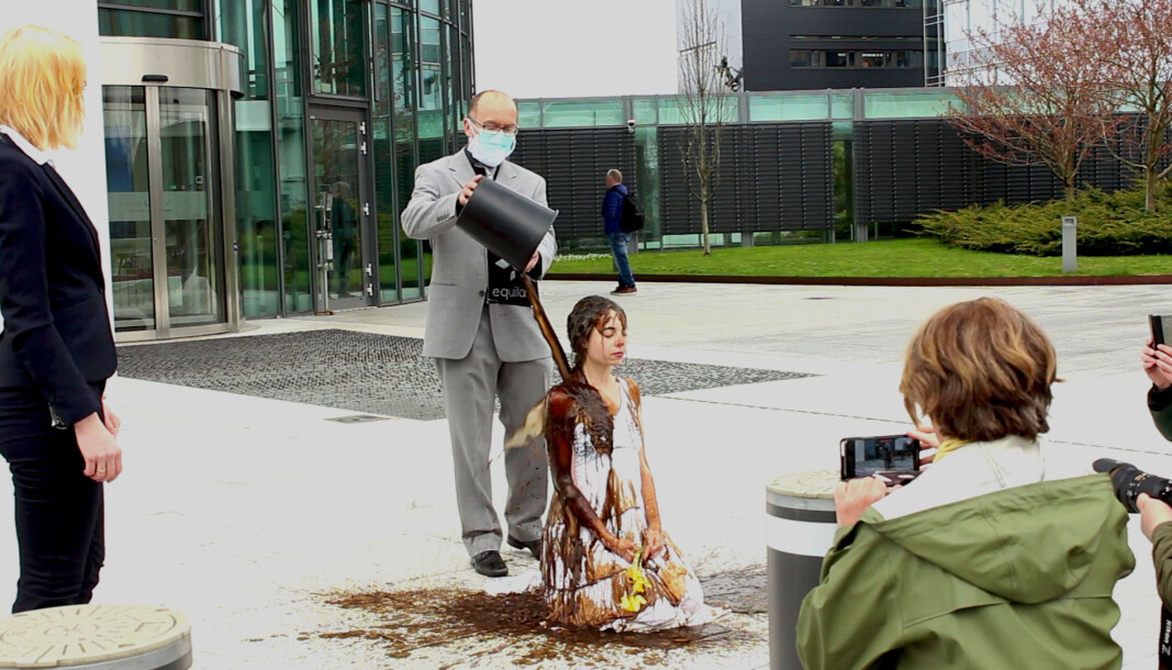 Universiteta bør kutte banda til olje- og gassindustrien, meiner Torleif Torgersen, professor ved UiB og Griegakademiet og aksjonist i Extinction Rebellion. Her heller han «olje» over moder jord under ein symbolsk performance ved Equinors kontor i Bergen. Universiteta bør kutte banda til olje- og gassindustrien, meiner Torleif Torgersen, professor ved UiB og Griegakademiet og aksjonist i Extinction Rebellion. Her heller han «olje» over moder jord under ein symbolsk performance ved Equinors kontor i Bergen.