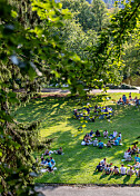 Bergen 20200811. 
Fadderuken i Bergen er i gang. Mange studenter samler seg i Nygårdsparken. 
Foto: Eivind Senneset / NTB