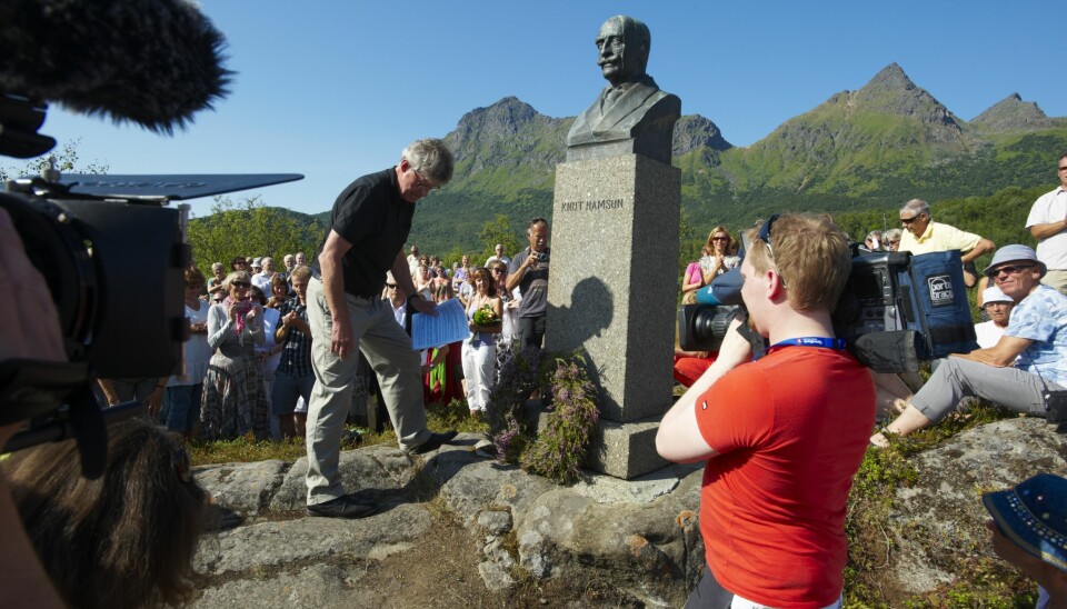 Knut Hamsun sitt barnebarn tala ved bysta av bestefaren i 2009, då Hamsunsenteret opna.
