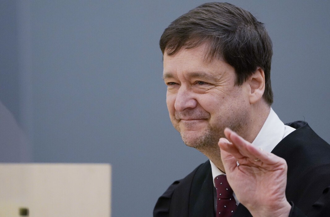 — Det er ikke krav til at vedkommende må se, høre eller ha særlig språklig tilknytning - eller ha bestemte meninger for å stille til valg, mener advokat John Chr. Elden. Han er sterkt kritisk til at NTNU avsatte studentenes valgvinner på grunn av manglende norskkunnskaper. — Det er ikke krav til at vedkommende må se, høre eller ha særlig språklig tilknytning - eller ha bestemte meninger for å stille til valg, mener advokat John Chr. Elden. Han er sterkt kritisk til at NTNU avsatte studentenes valgvinner på grunn av manglende norskkunnskaper.