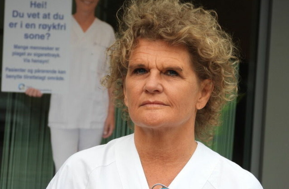 Sykepleier Cathrine Krøger har i flere sammenhenger rettet skarp kritikk mot sykepleierutdanningen. Hun mener utdanningsstedene ene og alene må ta ansvaret for de høye stryktallene blant studentene.