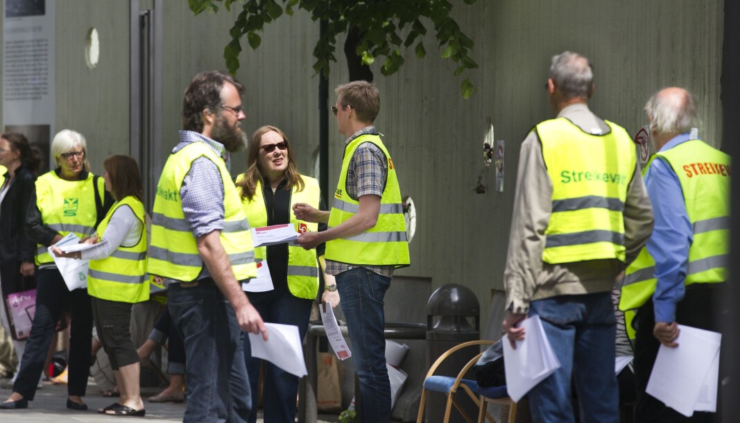 2012 var det streik i stat og kommune. Her er streikende utenfor departementene i Akersgata. Også i år er det varslet streik i departementer og underliggende enheter dersom mekling ikke fører fram. . 2012 var det streik i stat og kommune. Her er streikende utenfor departementene i Akersgata. Også i år er det varslet streik i departementer og underliggende enheter dersom mekling ikke fører fram. .