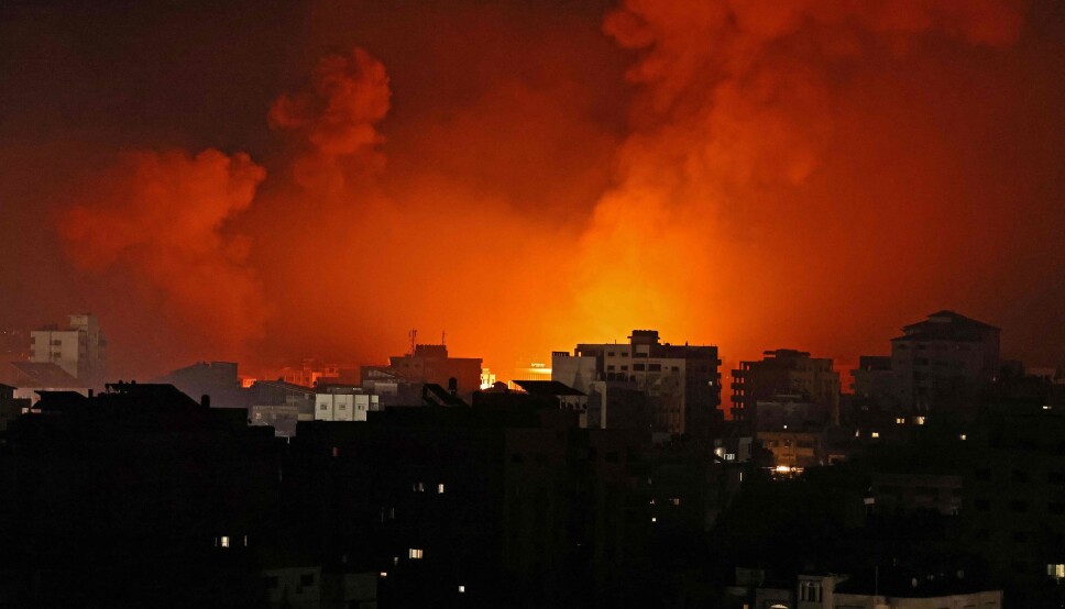Gaza by, kontrollert av palestinske Hamas brenner og røyken ligger tett etter at konflikten mellom Israel og Palestina har eskalert. Bildet er fra tidlig natt til 16.mai..