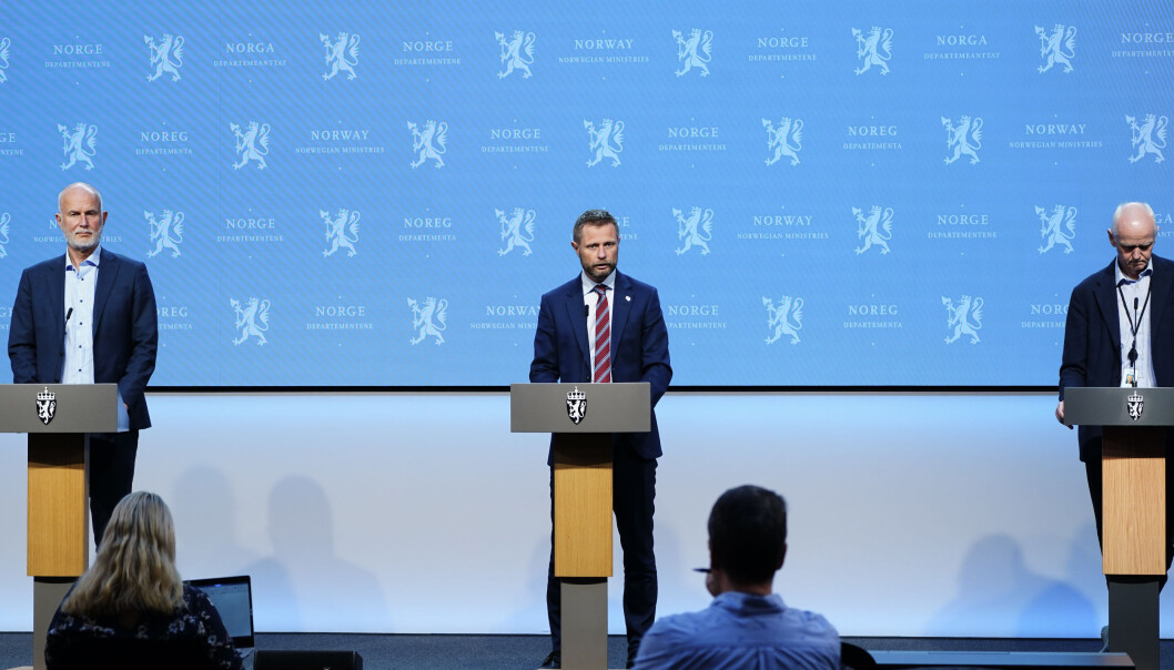 Onsdag kveld orienterte helseminister Bent Høie om regjeringens planer for skjevfordeling av vaksiner til ulike kommuner i tiden som kommer. Her flankert av helsedirektør Bjørn Guldvog (til venstre) og smitteverndirektør i Folkehelseinstituttet, Geir Bukholm. Onsdag kveld orienterte helseminister Bent Høie om regjeringens planer for skjevfordeling av vaksiner til ulike kommuner i tiden som kommer. Her flankert av helsedirektør Bjørn Guldvog (til venstre) og smitteverndirektør i Folkehelseinstituttet, Geir Bukholm.