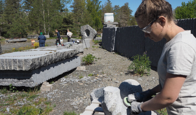 Nedstenging i USNs område gjorde at studentene ikke kom seg til steinbruddet i Larvik da de etter planen skulle. Her er studenter i arbeid - Anna Ssponberg i front.