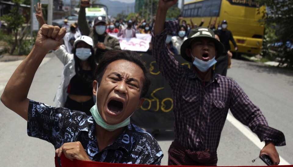Protestene mot militærkuppet fortsetter i Myanmar. Her fra en protest i Mandalay 13. mai.